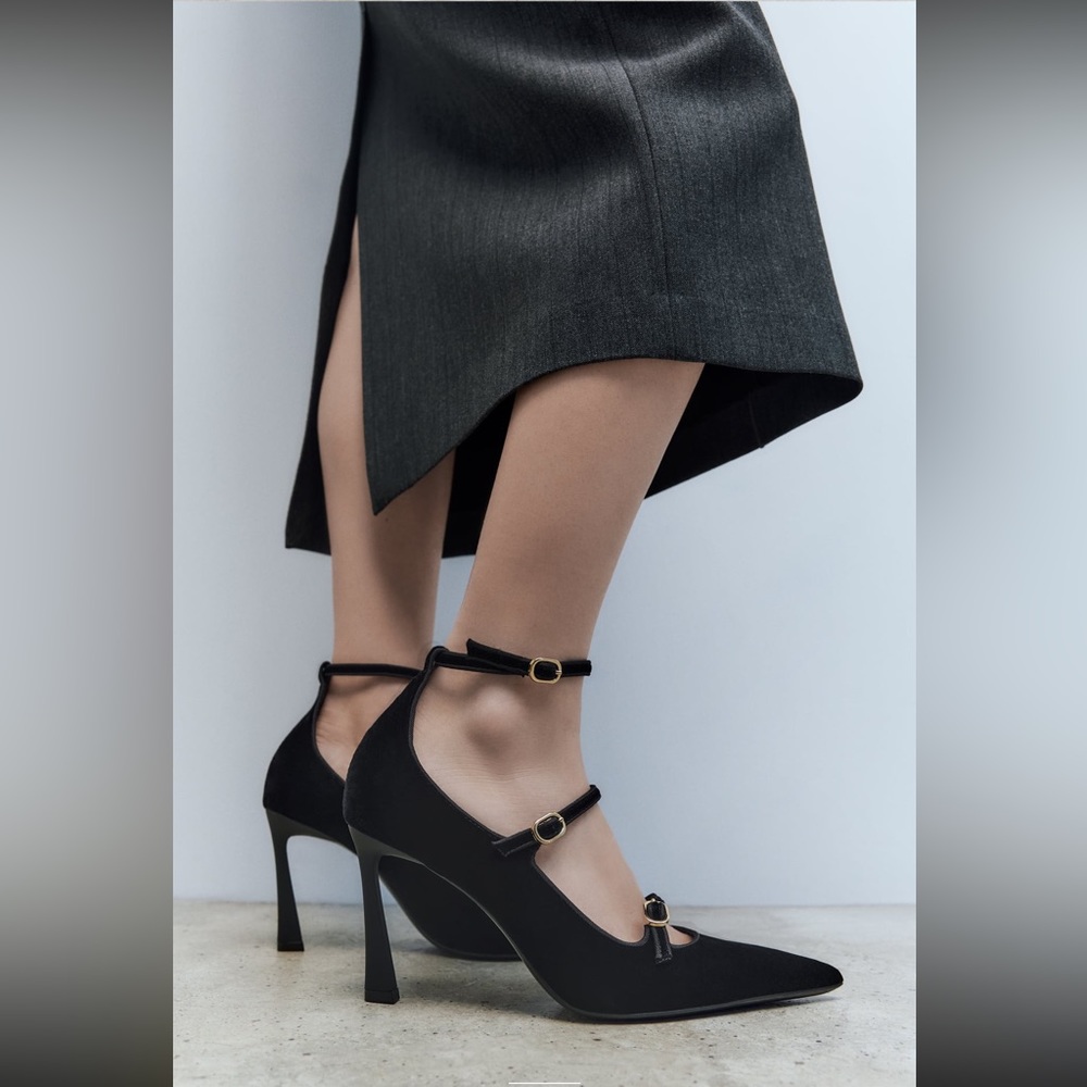 🆕 Zara Velvet Heeled Shoes SIZE 9